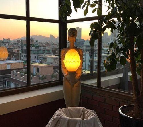 ソウリズムカフェ内のシンプルな内装、暖かみを感じるインテリア